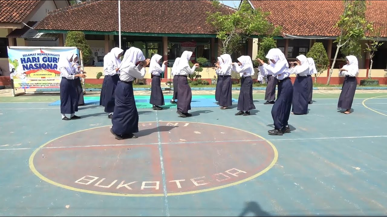 Tari Jangkrik Genggong Kelas 9C – Penampilan Memukau di Hari Guru Nasional 2025 | SMPN 1 Bukateja
