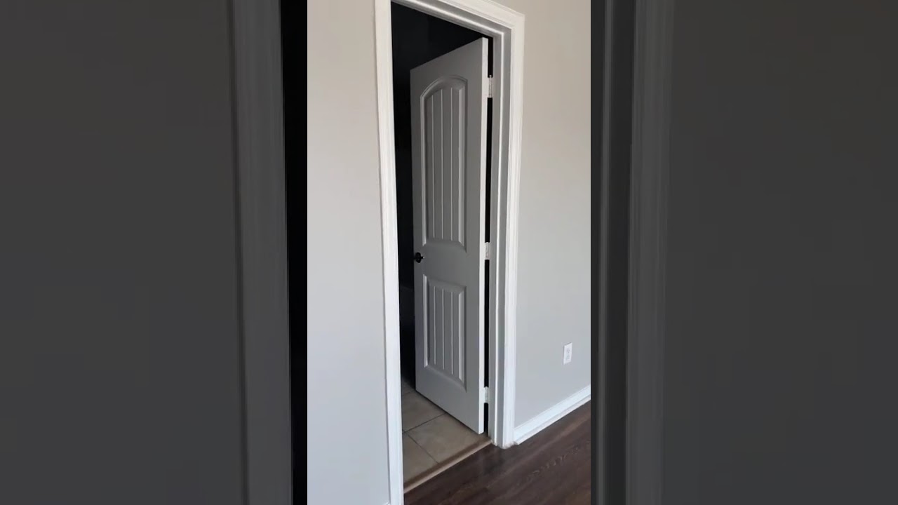 Come tour a 4 bedroom 2 bath in Dallas with me (with commentary) #shorts #houses 