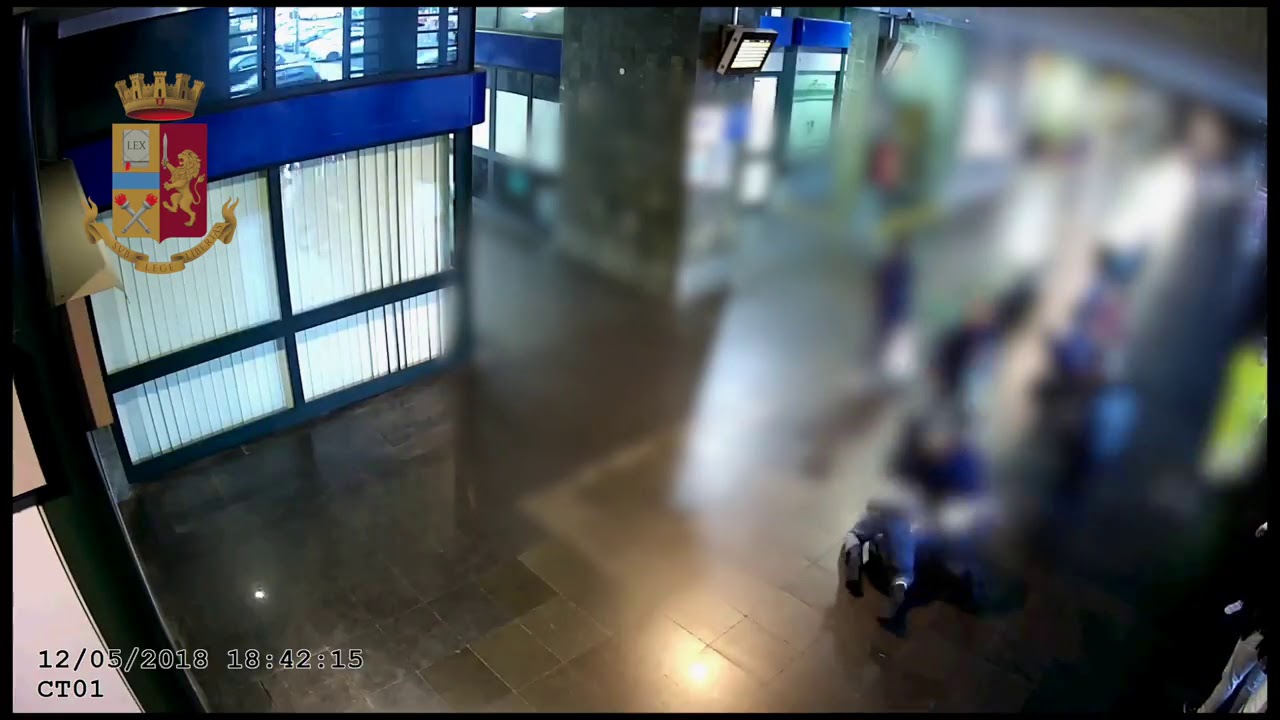 Tenta di aggredire due agenti della Polfer