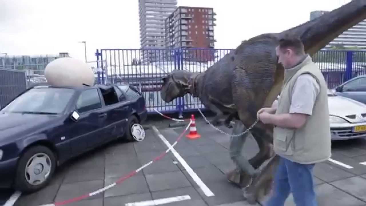 T-rex guerrilla in winkelcentrum de Hoven