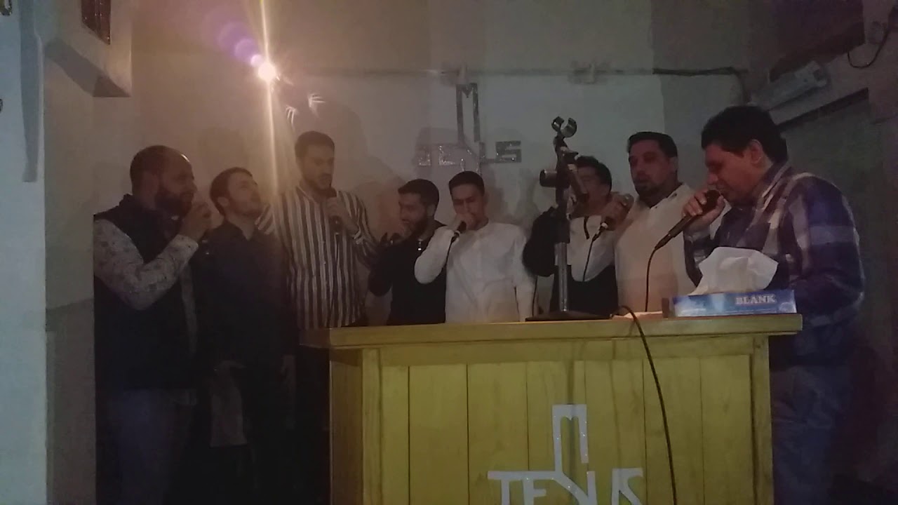 Los jóvenes de Pueblo Nuevo cantando para Dios(1)