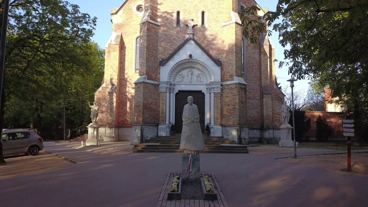 2018 04 M&aacute;riaremetei kegytemplom a Mindszenty szoborral