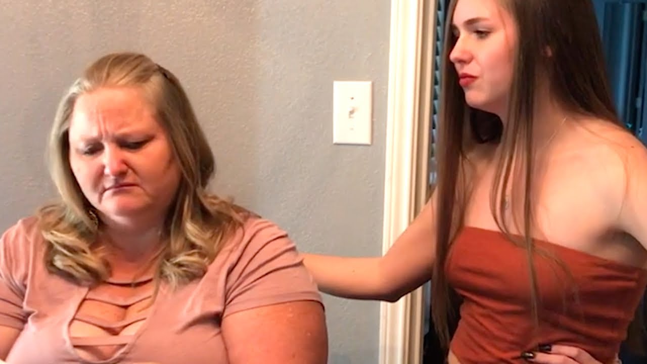 La mamá cree que es solo un regalo, pero de repente tiene algo inesperado en las manos