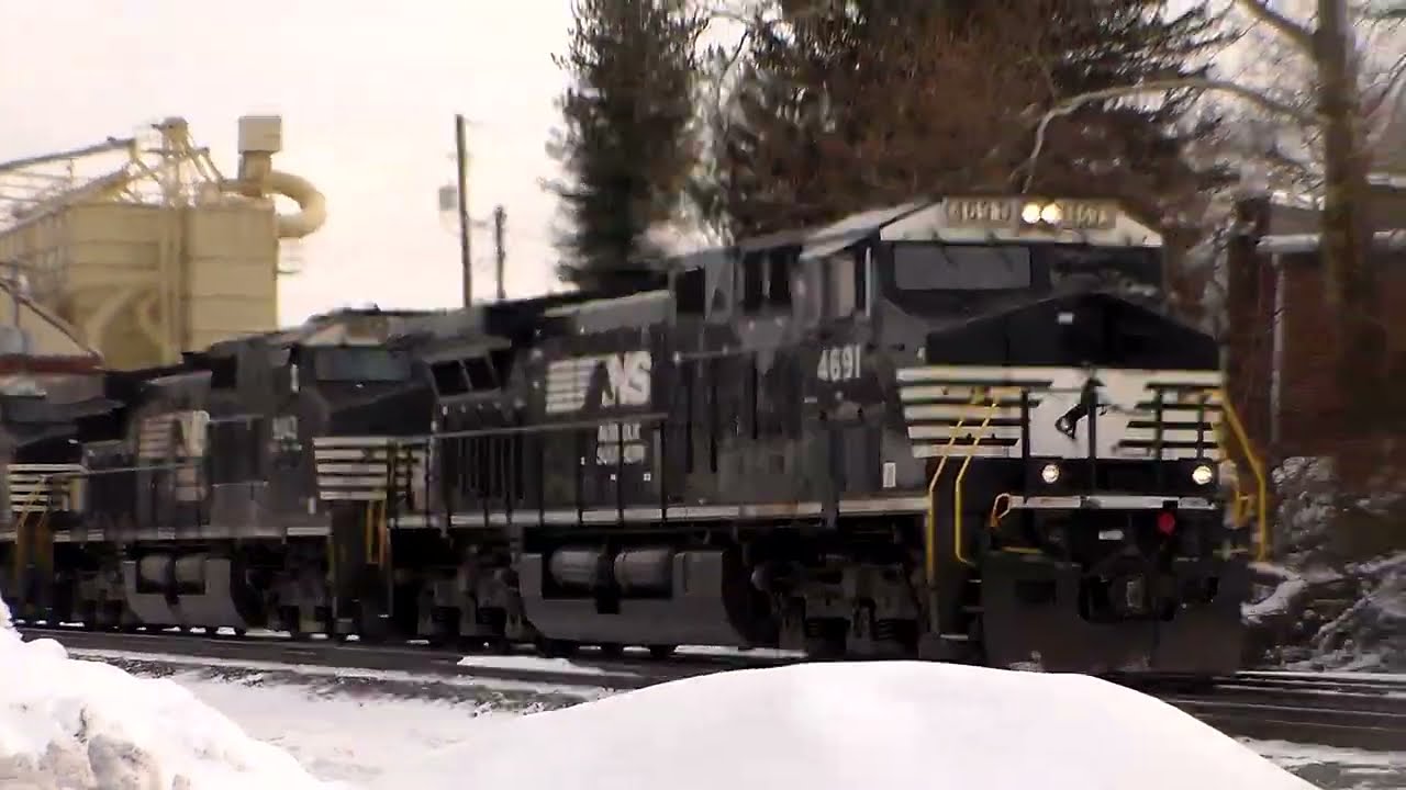 Stacker with two NS AC44C6Ms and a dash9 sandwiched between!!!!