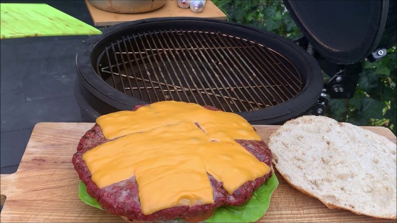 Hamburger op Turks brood / a huge burger on Turkish bread