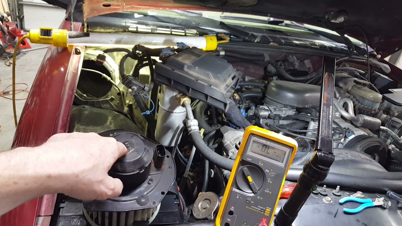 Простая замена вентилятора отопителя на Volvo S10 1998 года выпуска.