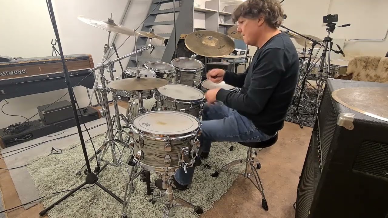 Drumming along the groove in 'Sledgehammer' by Peter Gabriel - Premier One Series drums
