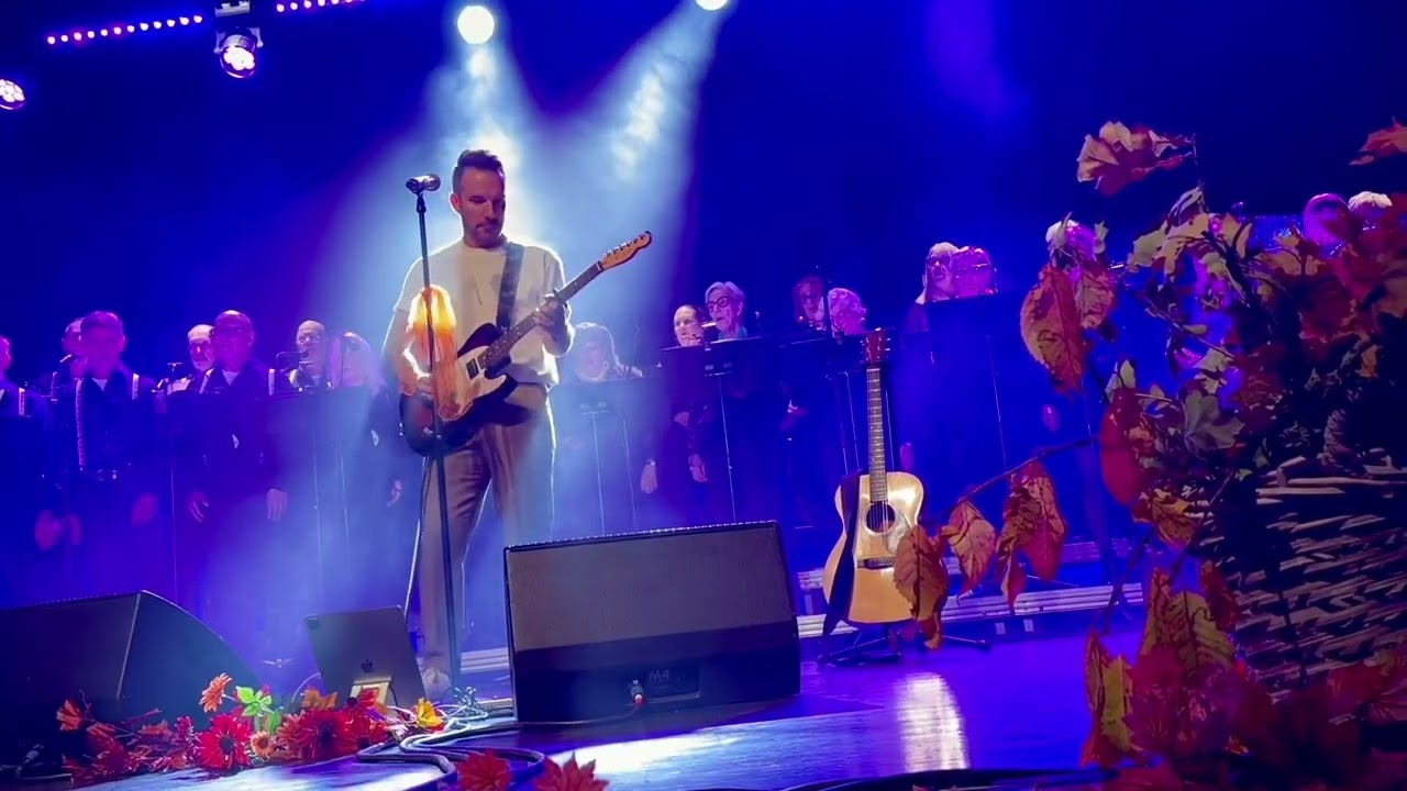 Bruno Mitsogiannis(kören Stämbandet) - Byns enda blondin