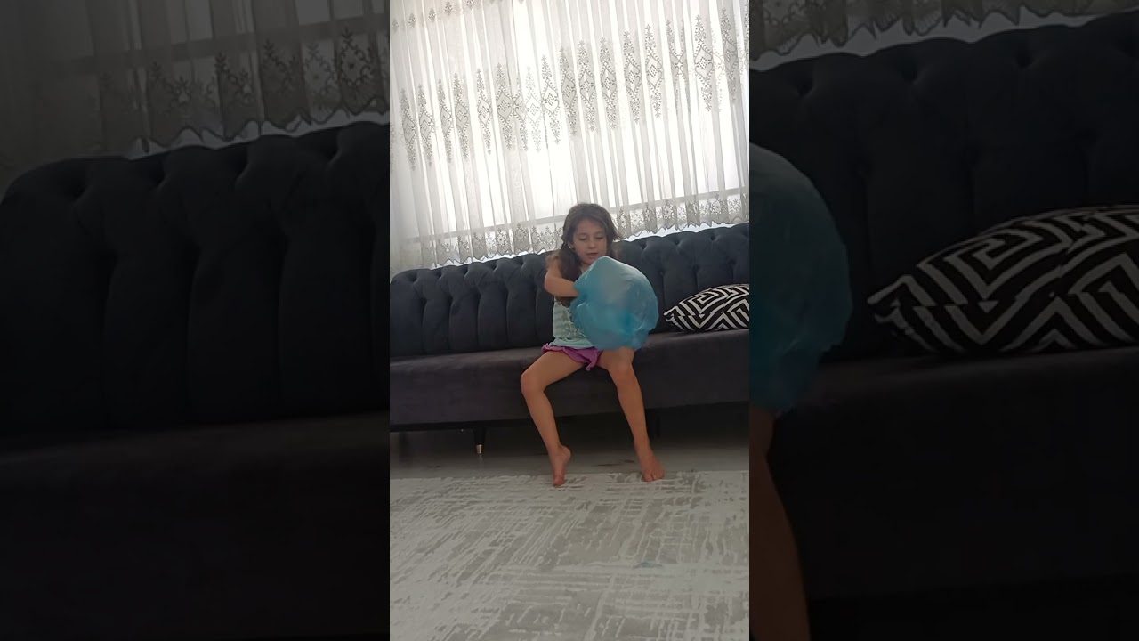 Asel çuval yarışı  yapiyor 