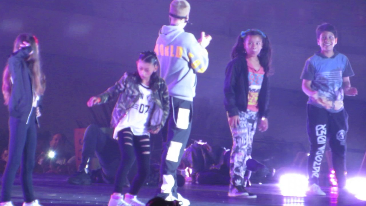 Justin Bieber live in Bogotá - Children dance - 12-04-17 Purpose Tour