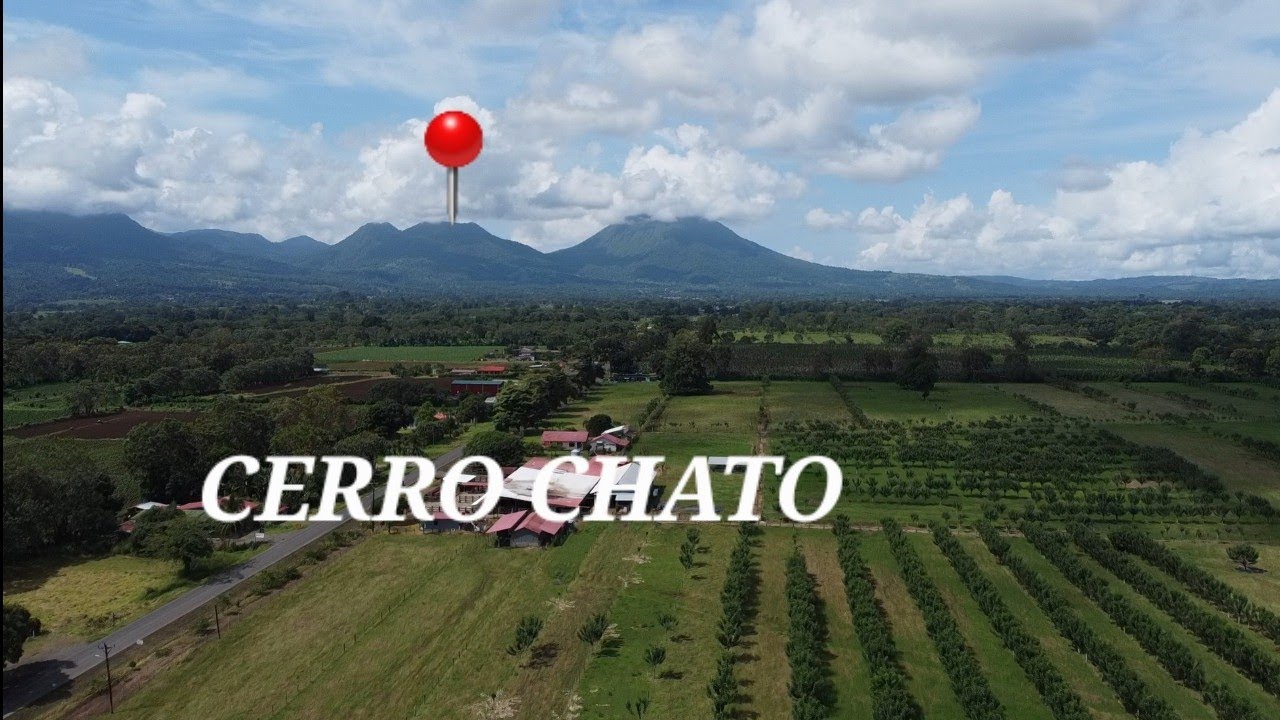 Cerro Chato hiking La Fortuna. Caminata extrema en Costa Rica.
