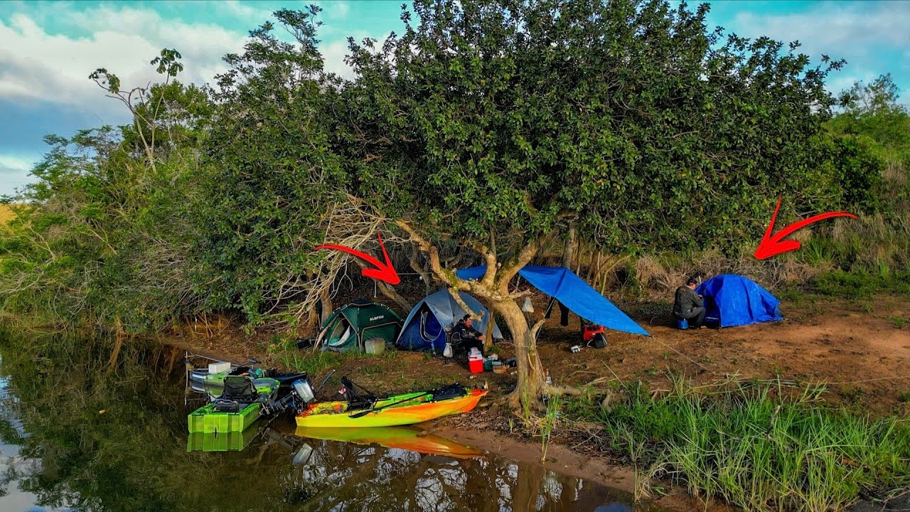 ACAMPAMENTO Rústico com CHUVA e PESCARIA! (Preparando Moqueca de TUCUNARÉ) - PESCANDO & ACAMPANDO