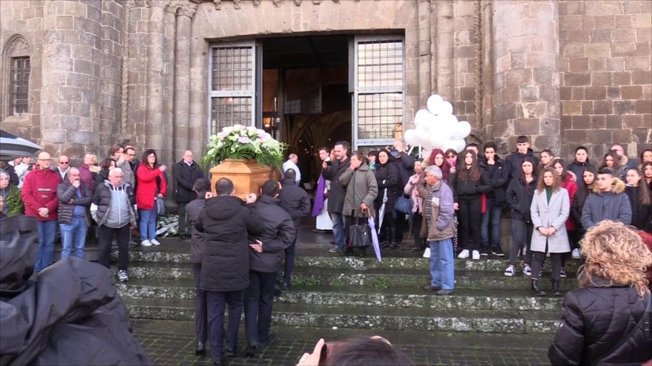 Montefiascone, l'ultimo saluto ad Aurora: l'applauso e i palloncini bianchi