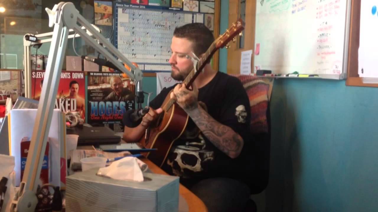 Creep Radiohead LIVE acoustic cover by Derek Smith