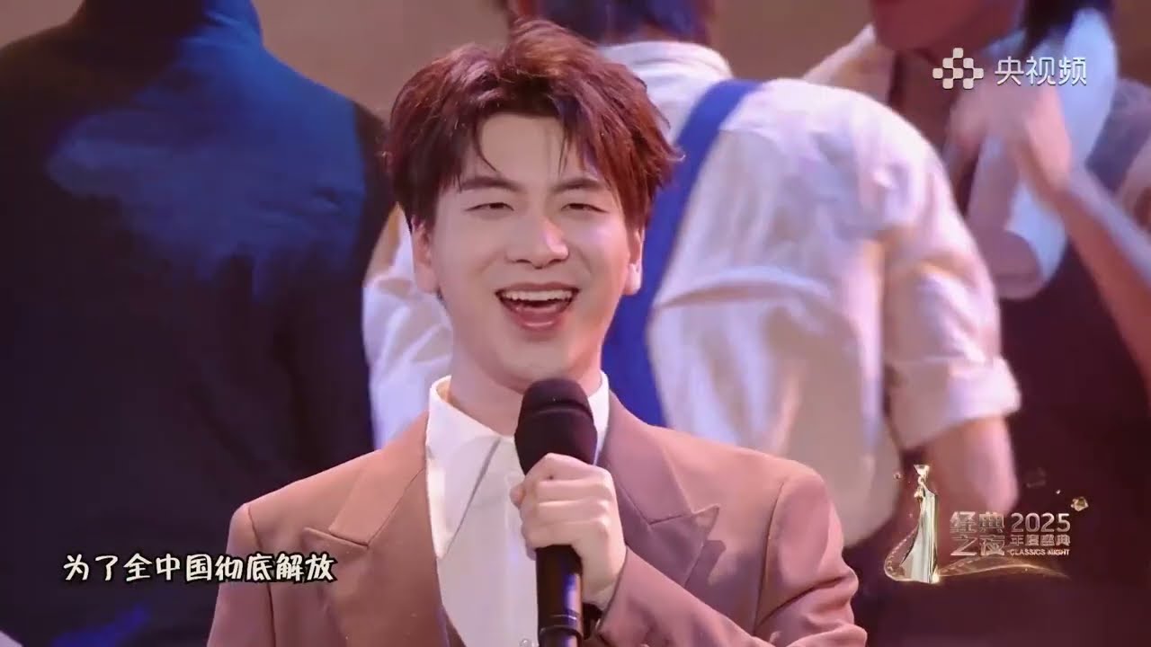 【蔡程昱/CaiChengyu】用青春的声音重新唱响《咱们工人有力量》。这波“破壁”合作，直接把经典的氛围感拉满了！七十多年过去，歌里的那股劲儿，从来没散｜2026.02.14央视经典之夜 #蔡程昱 