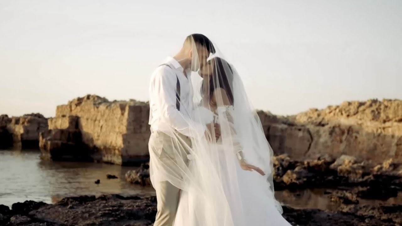 chania wedding Poland couple trailer