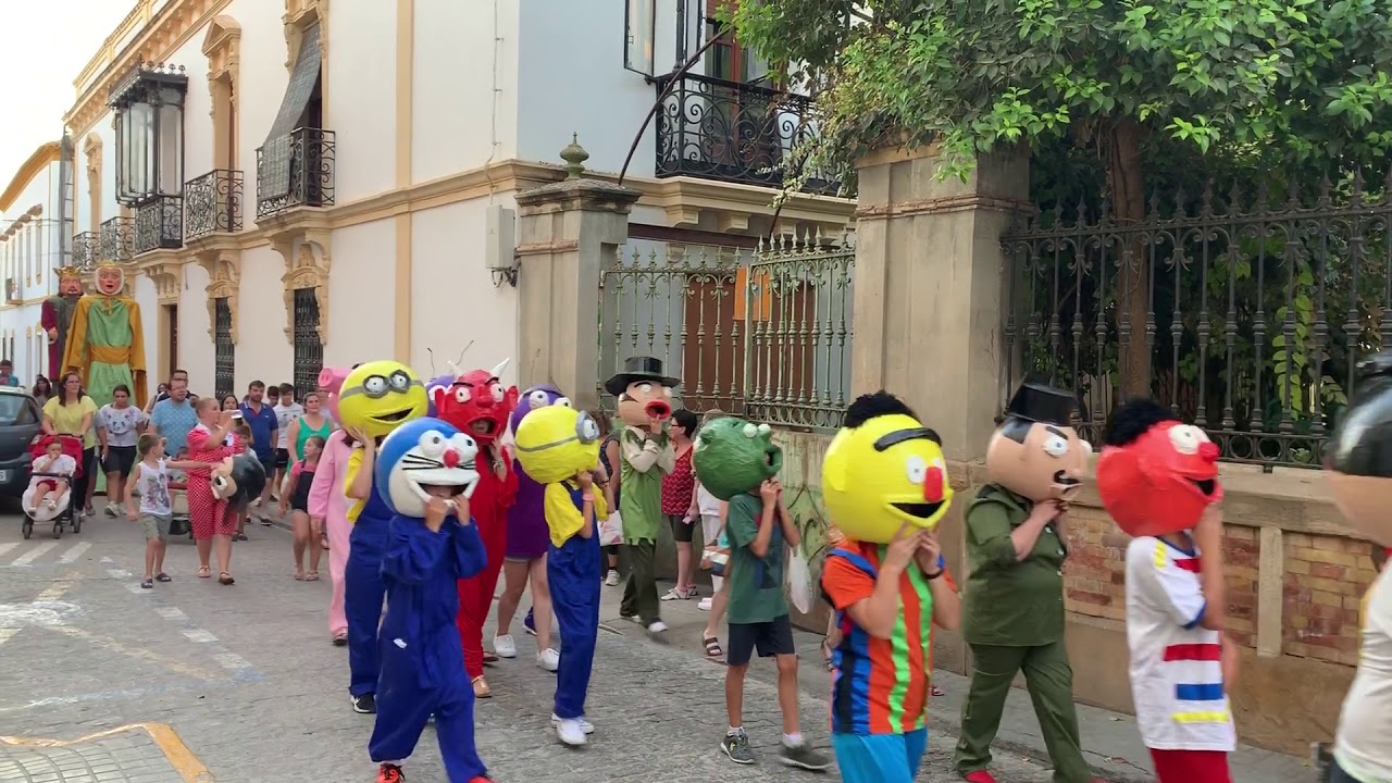 Desfile de Gigantes y Cabezudos en Lopera (Jaén).