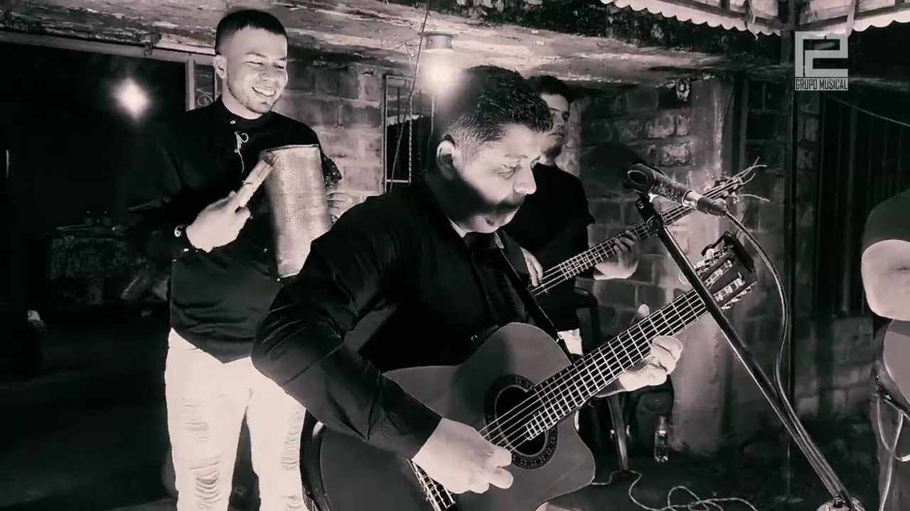 LA PLUMA DEL PAVO REAL - GRUPO MUSICAL R2