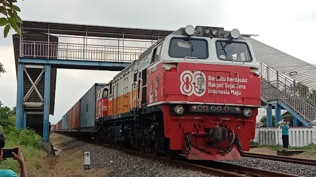 RAMAINYA KERETA API DI STASIUN BESAR KOTA CIREBON