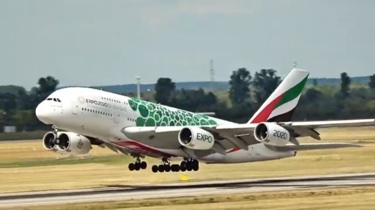 Emirates Airbus A380 Flugzeug Start vom Flughafen Düsseldorf und weitere Flugzeuge