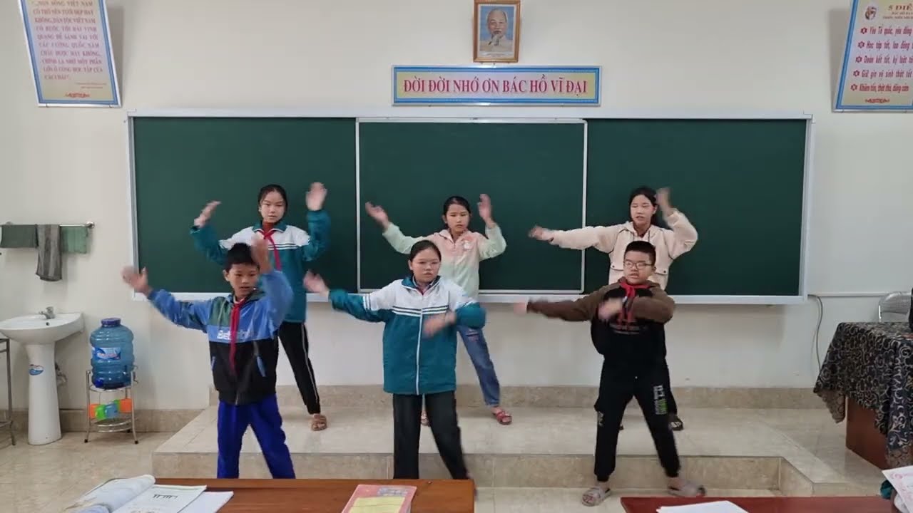 Thầy cô là tất cả - vận động cơ thể 6a1