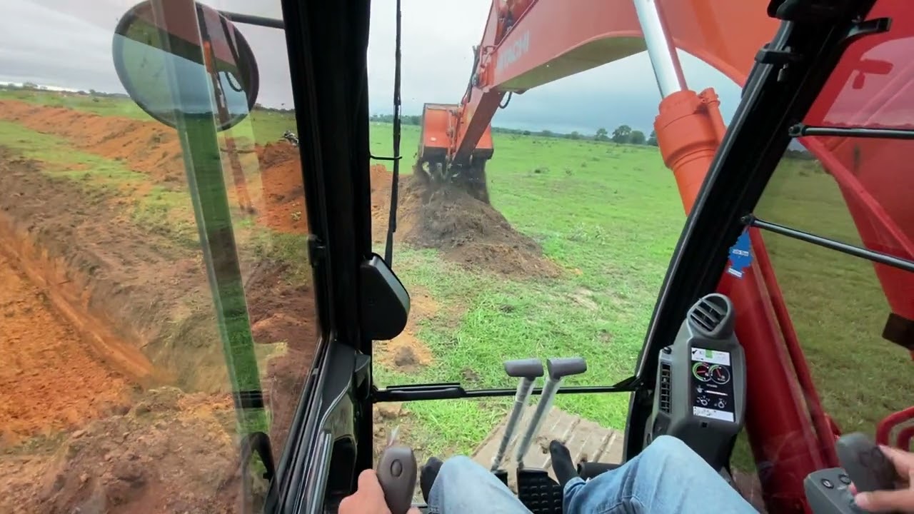Escavadeira hidráulica fazendo dreno - hitachi 210