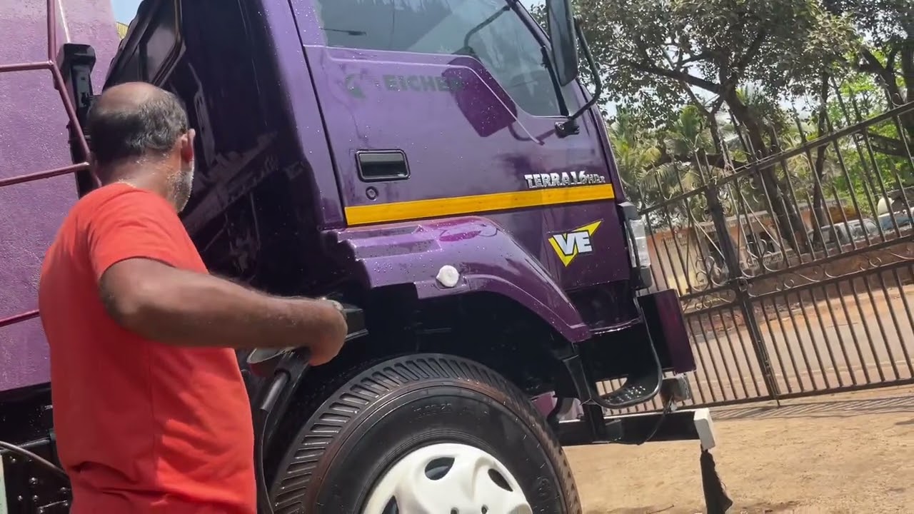 Touch less cleaning of truck with Starq QT 30 machine and shampoo of Hari mechanical