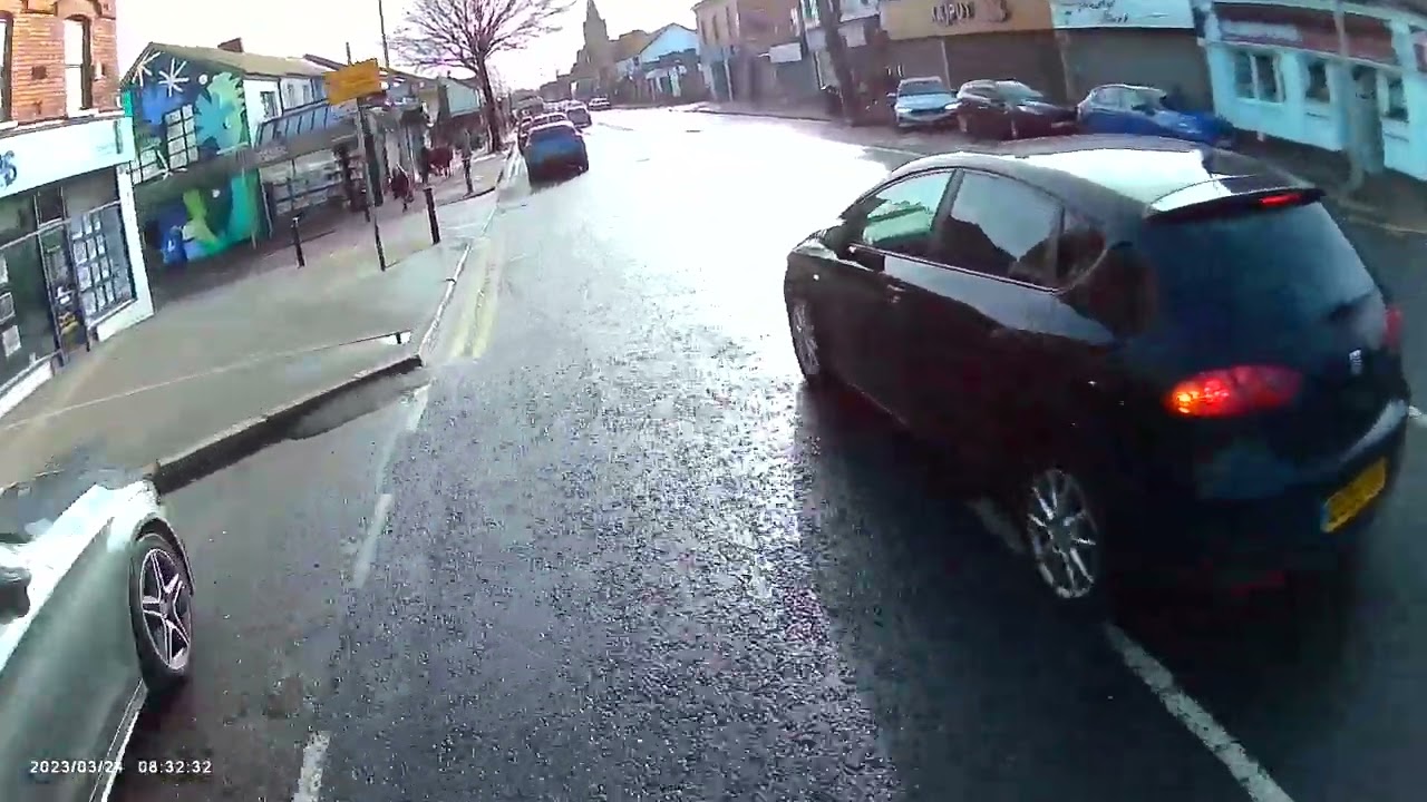 The Ballyhackamore Squeeze. Tries to cut in without leaving enough room. No tax or MOT DE09 YUY