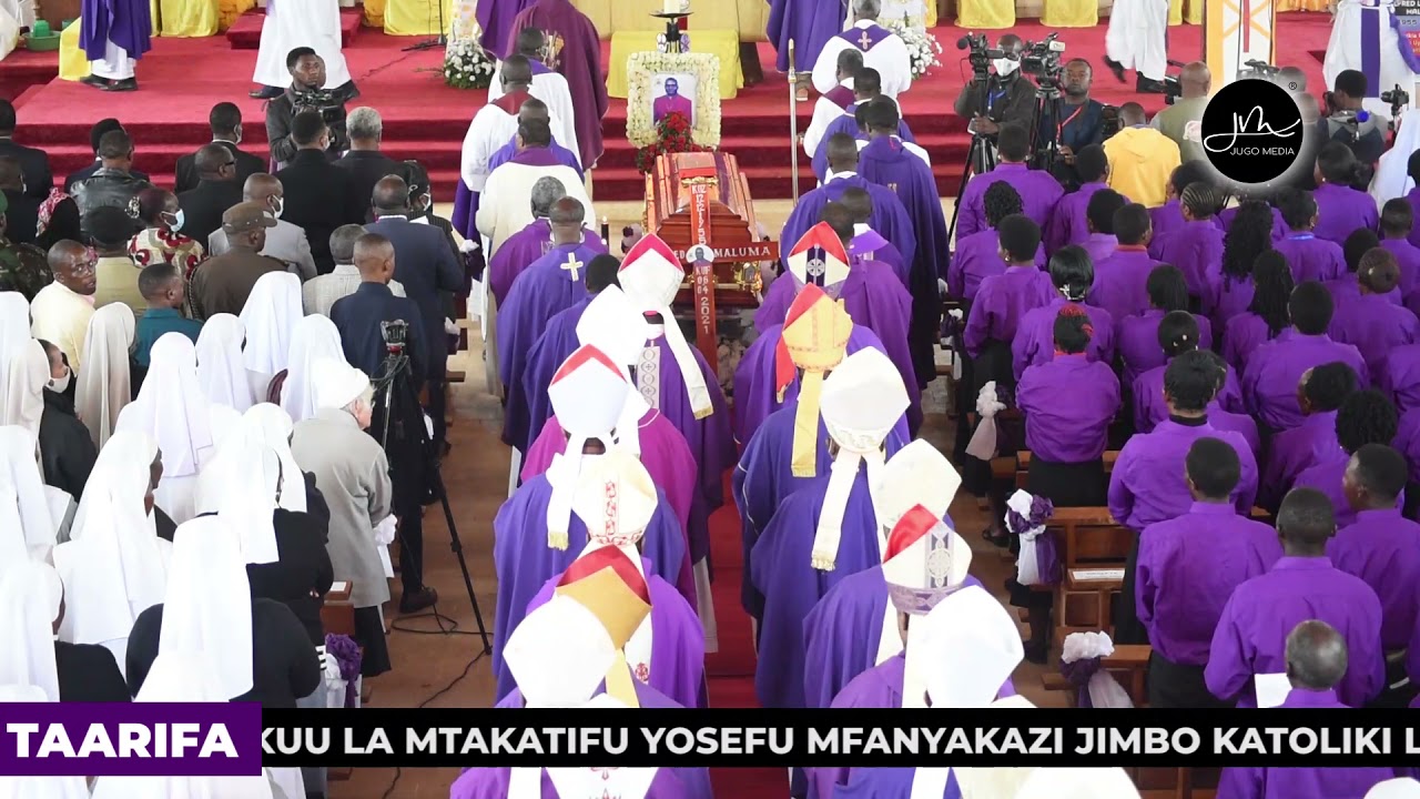 Maandamano ya Maaskofu 25 na Mapadre, Misa ya Mazishi ya Hayati Askofu Maluma, Njombe, inapendeza
