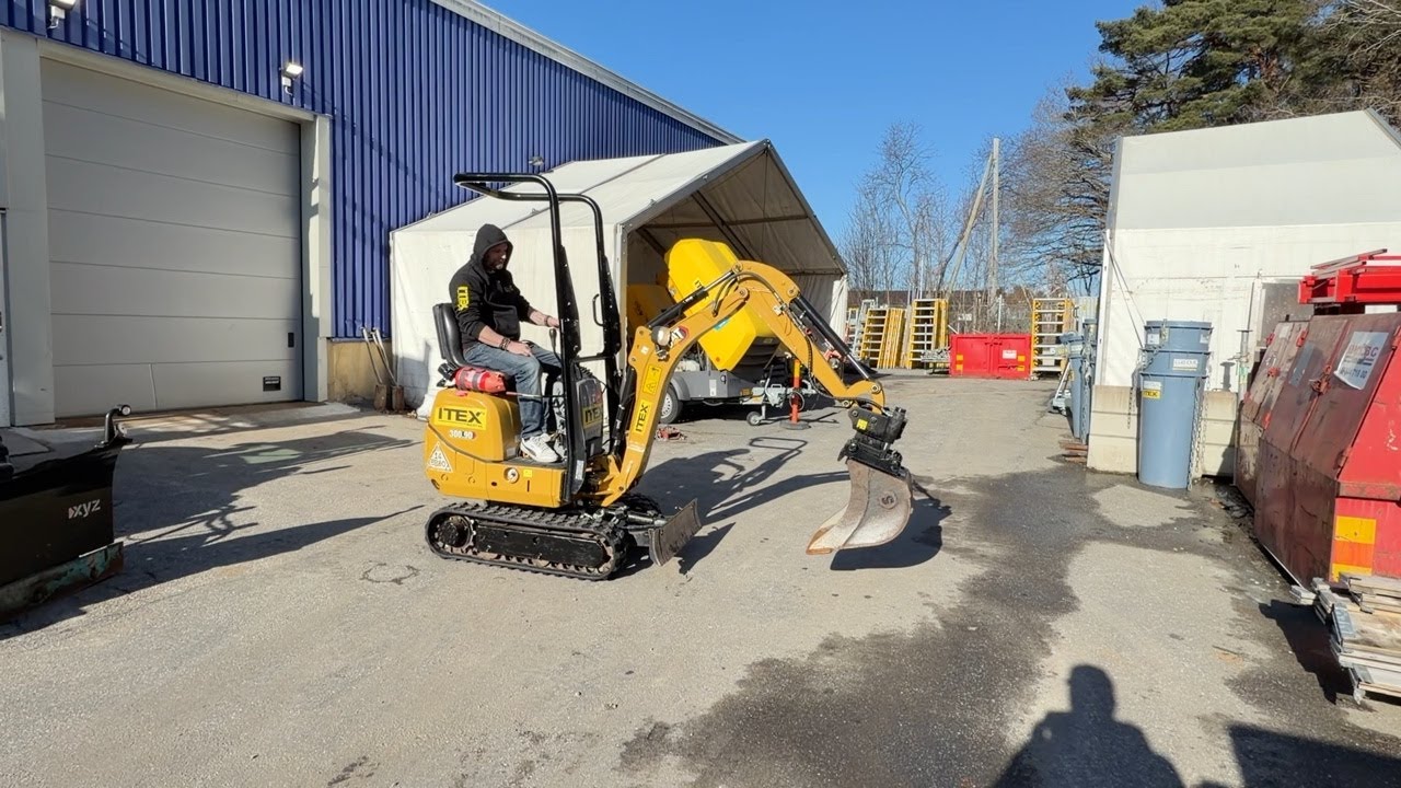 Köp Grävmaskin CAT 300.9D med redskap på Klaravik