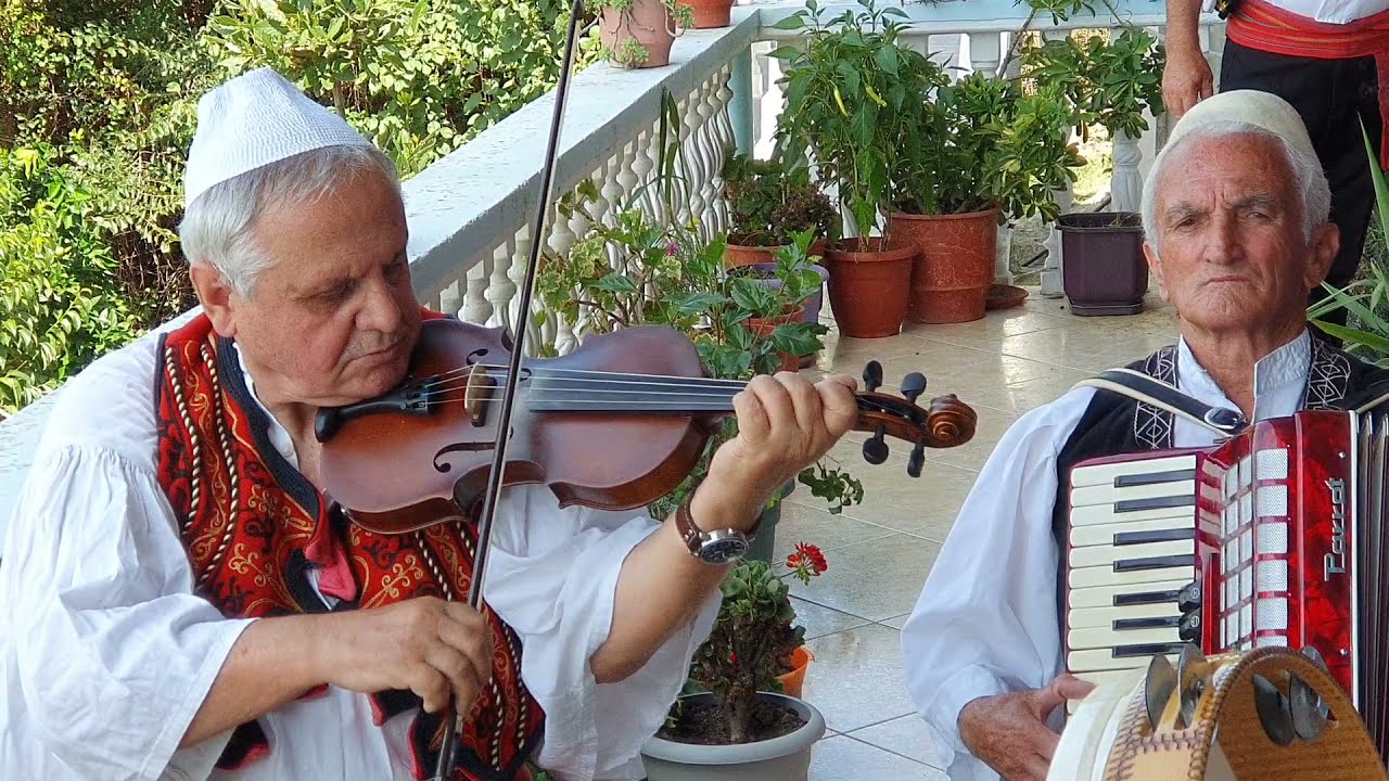 Mjeshtrat e Folklorit Autokton Myzeqare Barjam Musaku & Aqif Senka & Peco Kola Kaba me Violinë.