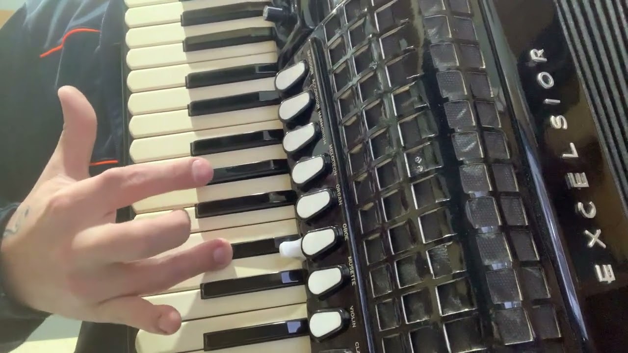 Vídeo aula sanfona Pensando em você - grupo tradição