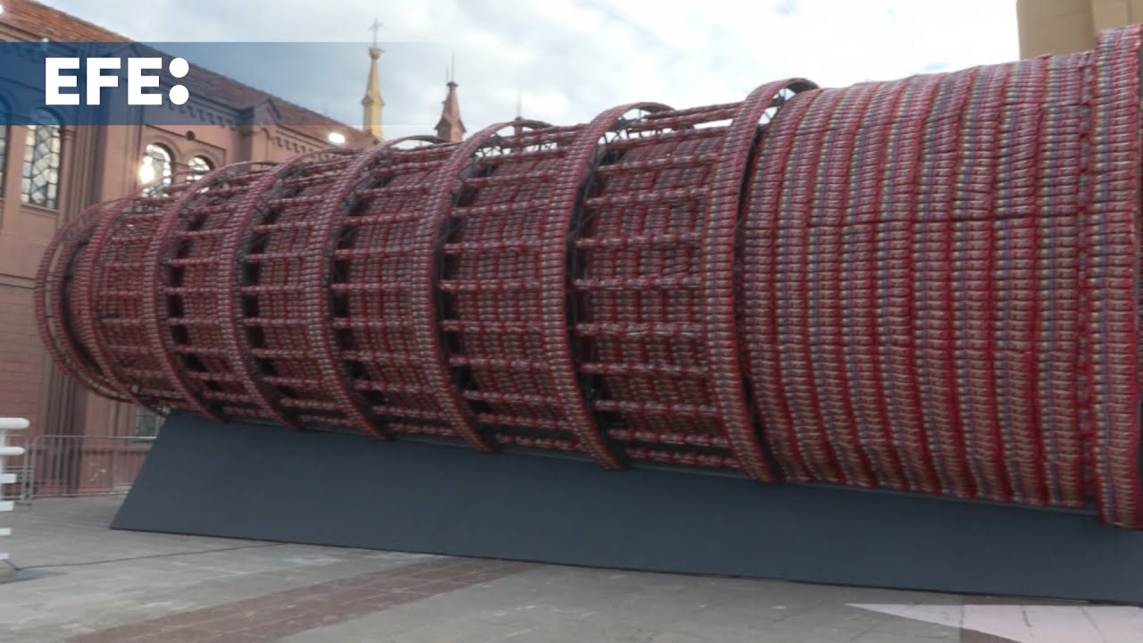 La artista pl&aacute;stica Marta Minuj&iacute;n inaugura en Buenos Aires una 'Torre de Pisa de espaguetis'