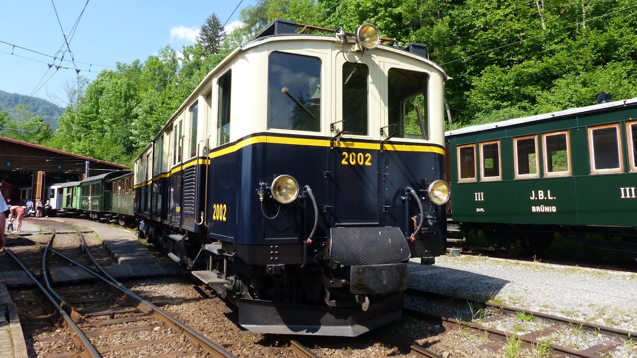 d&eacute;part de la FZe 6/6 2002 du chemin de fer du Blonay-Chamby (ex. MOB) &agrave; Chaulin d&eacute;pot-mus&eacute;e