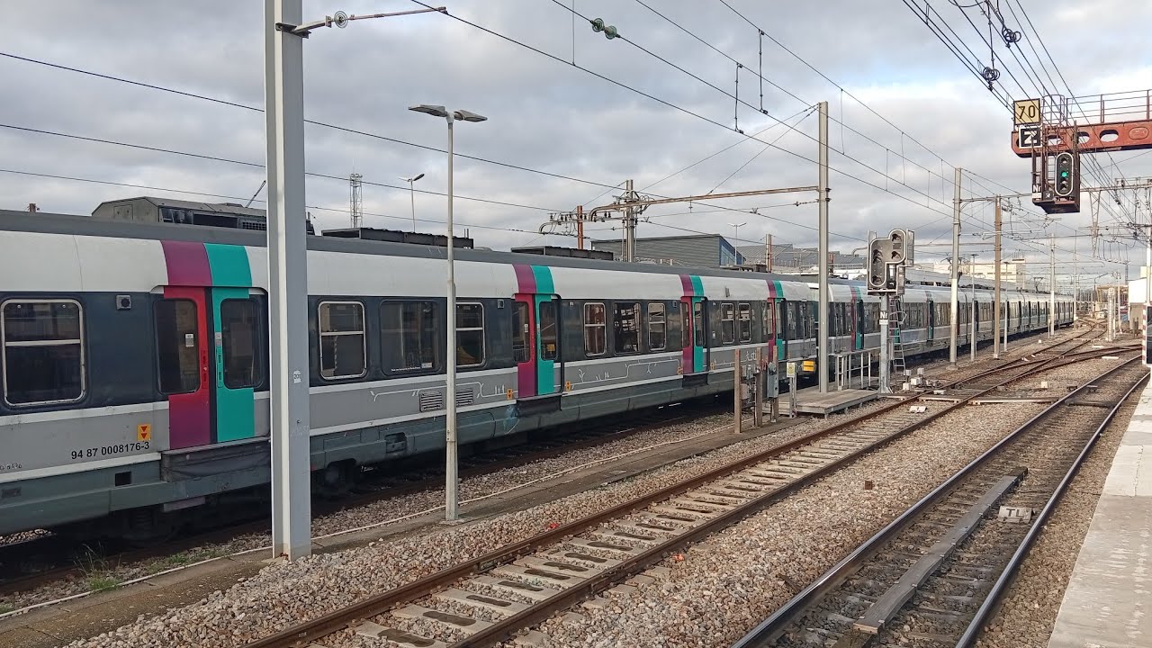 Paris , 🇨🇵 🇨🇵 France Airport ✈️✈️ RER TRAIN 🚆 Vlog in HD VIDEO 📸📸
