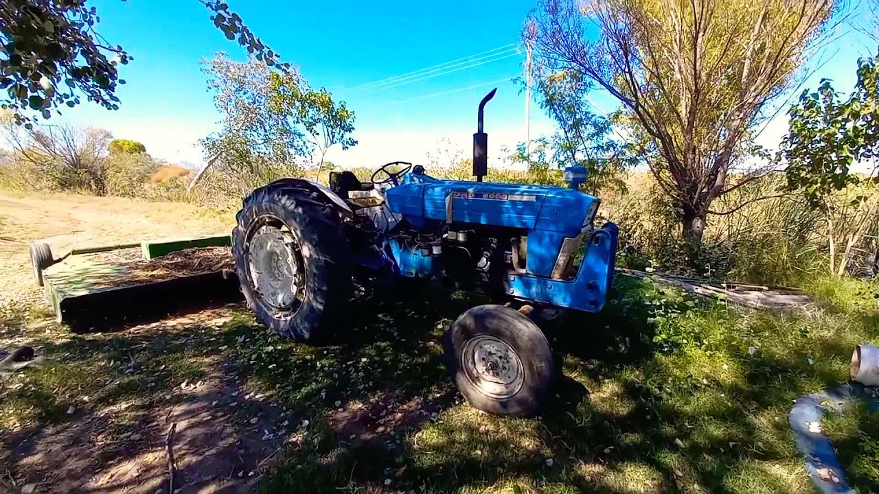 Desvaradora (Desmalezadora) Jhon Deere Con Un Tractor Ford 5000.