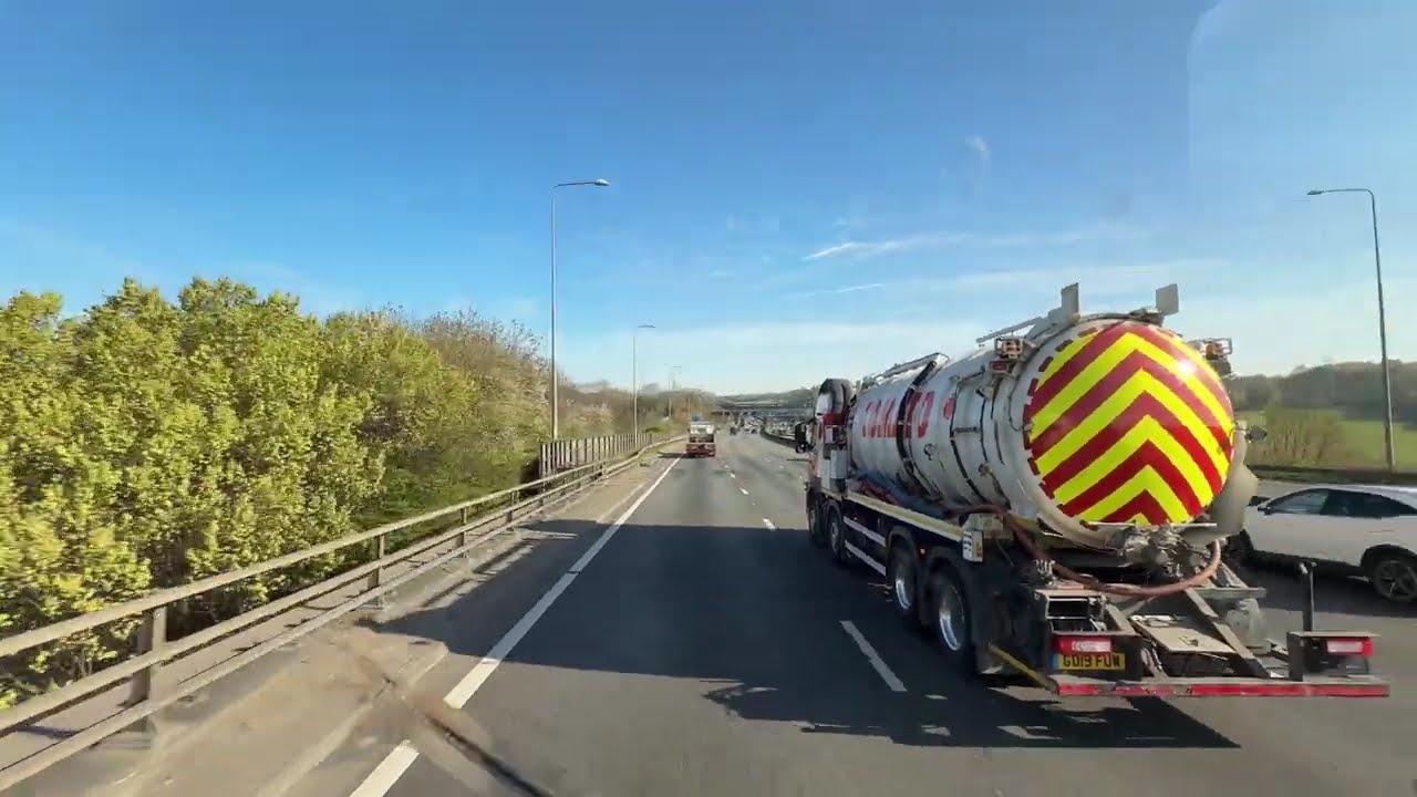 Driving in the UK Motorway M40 M25 M1 @midnightmotorway