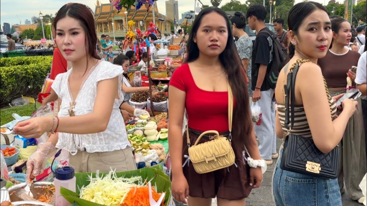 Hidden Popular Place! Walking Tour in Cambodian STREET FOOD - Phnom Penh Walk Street 2025 4K