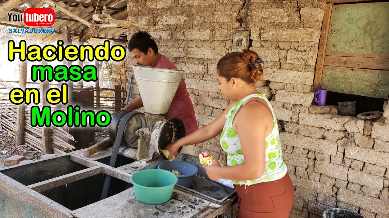 Mujeres en la vida cotidiana en el campo moliendo maiz en el molino El Salvador