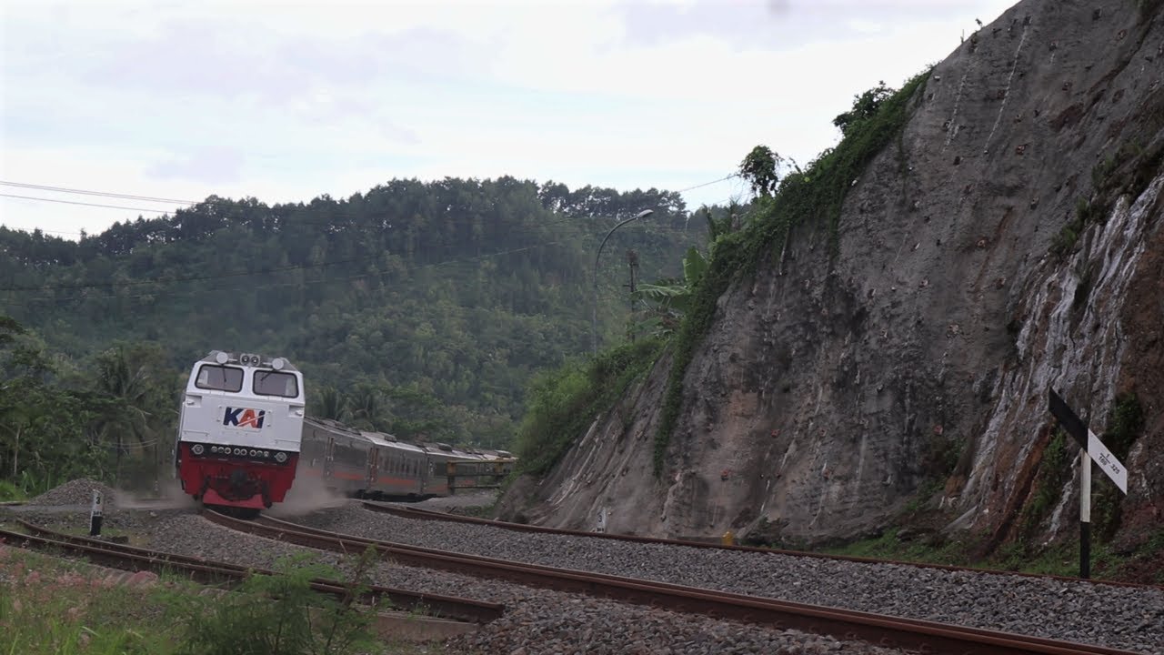 High Speed Train Passing Trough Railroad Bends | Railfanning Indonesia #12