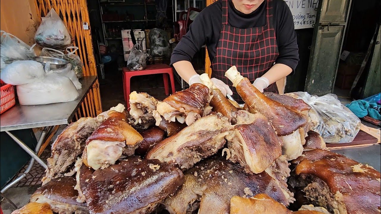 EM GÁI XINH ĐẸP BÁN THỊT CHÓA ĐẮT HÀNG NHƯ TÔM TƯƠI KHÁCH NƯỜM NƯỢP ĐẾN MUA 