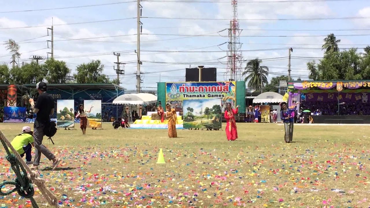 แสดงกลางแจ้งสีแดง รร  ท่ามะกาวิทยาคม ปี 2558