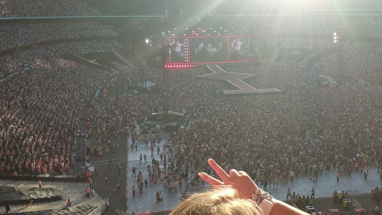Taylor Swift - Red Intro+22 • Wembley 