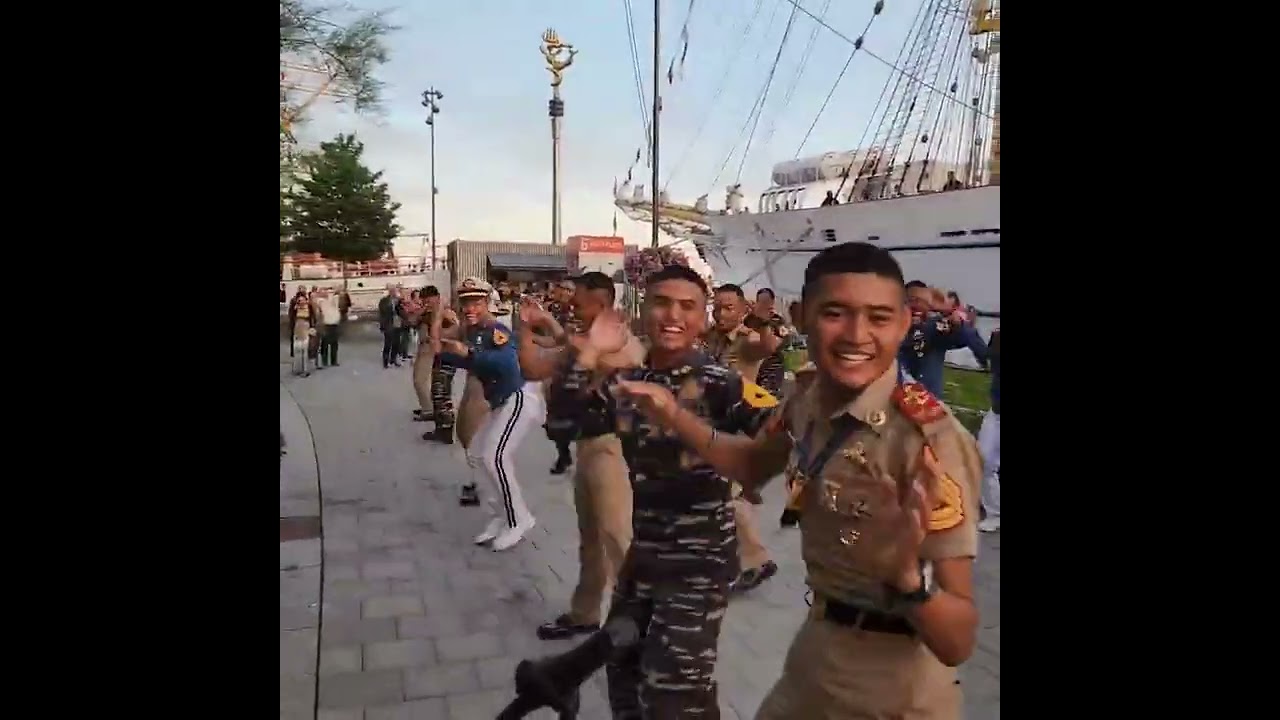 Para Taruna KRI Bima Suci  Berjoget Menghibur  masyarakat Norvegia .
