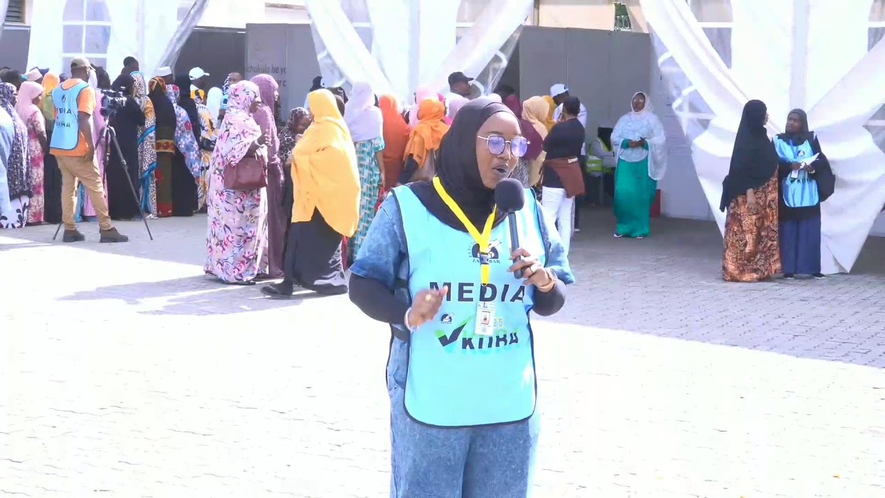 DK.MWINYI AWAONGOZA WANANCHI KATIKA ZOEZI LA KUPIGA KURA,KARIAKOO - ZANZIBAR.