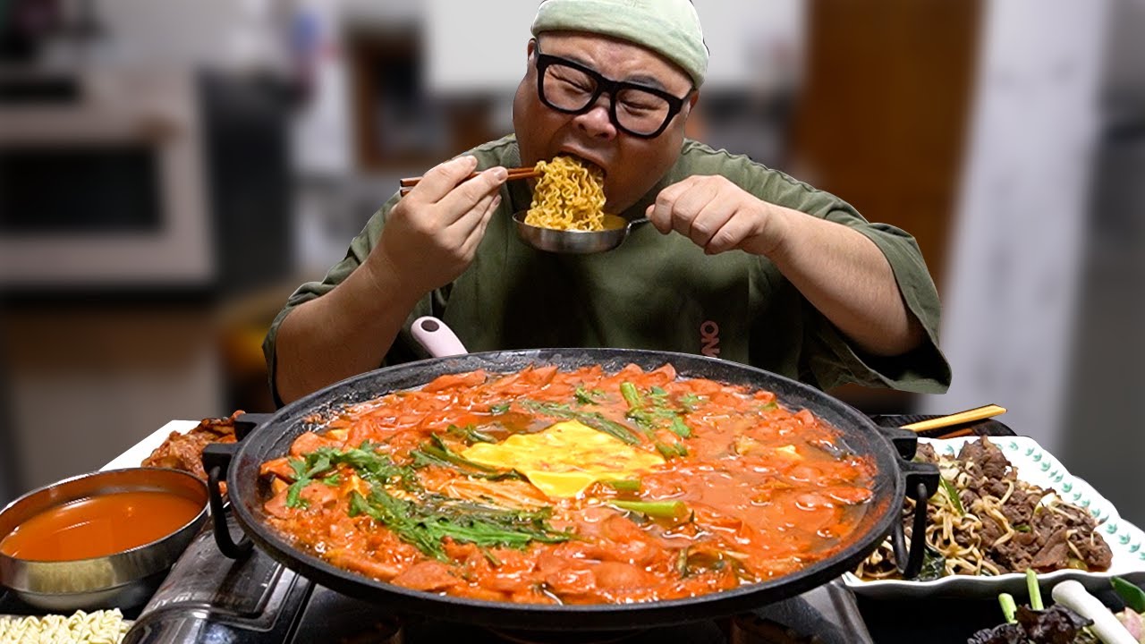 햄폭탄 부대찌개에 라면사리까지! 소불고기는 덤으로~│Sausage Stew Mukbang Eatingshow