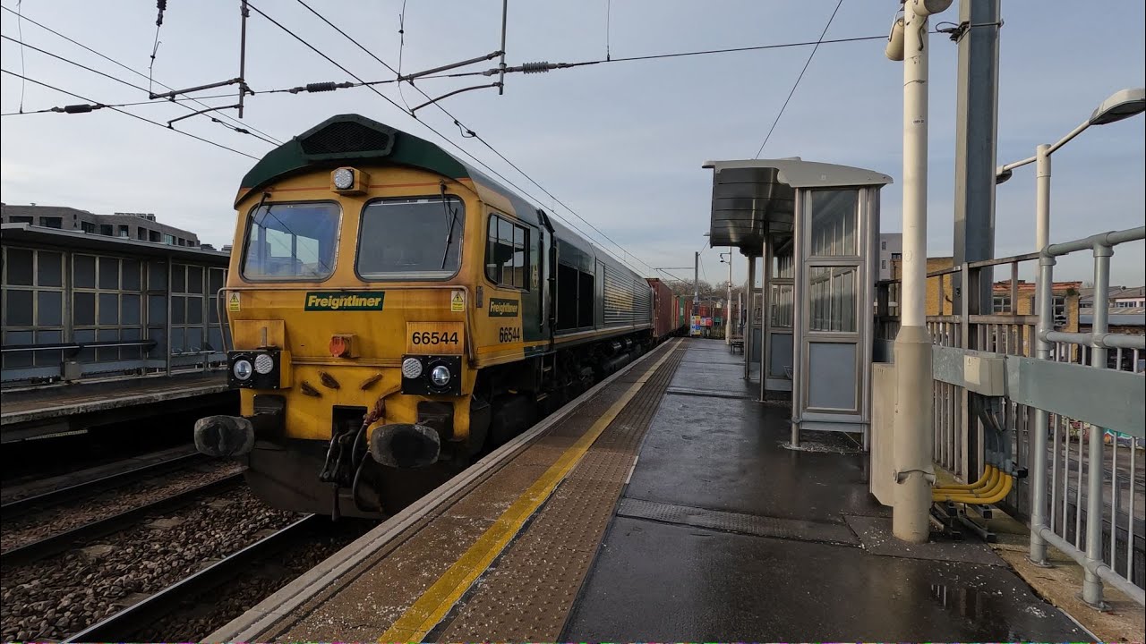 Class 66544 in Freightliner livery at Hackney Wick