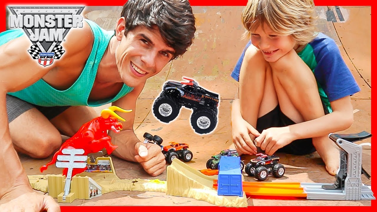 Hot Wheels Monster Jam El Torro Loco Showdown Unboxing + Giveaway!