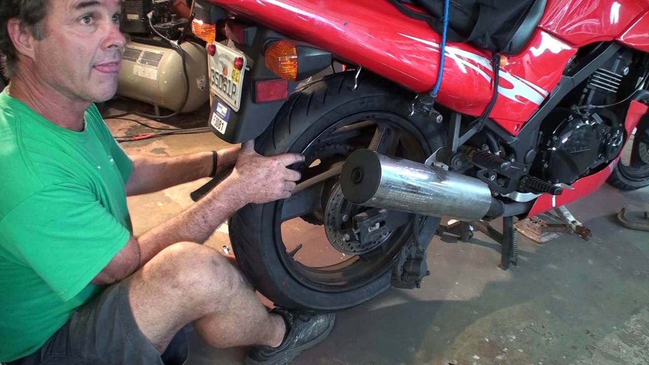 Установка заднего колеса на мотоцикл Ninja R 500 2007 года выпуска.