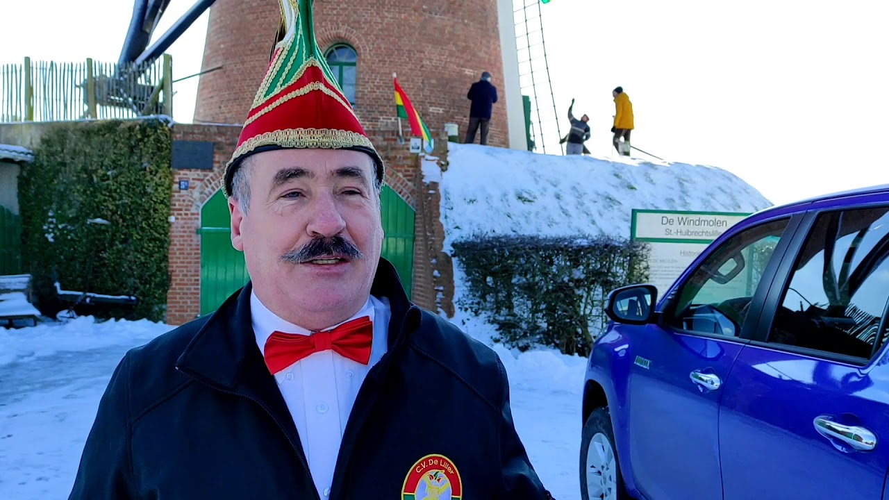 Carnavalsvoorzitter beklimt molen in Sint-Huibrechts-Lille